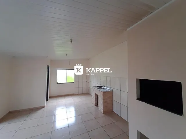 Ambiente interno com piso de cerâmica e paredes brancas em uma residência.