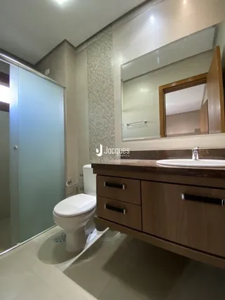 Foto de um banheiro interno com vaso sanitário e pia.
