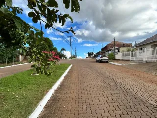 Vista externa de uma rua pavimentada em uma residência em Lajeado, Brasil.