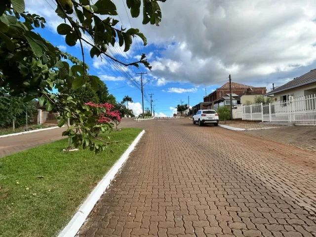 Vista externa de uma rua pavimentada em uma residência em Lajeado, Brasil.