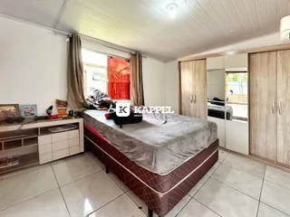 Quarto com cama de casal e armários de madeira.