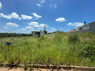 Vista externa de uma residência em Lajeado, Brasil, cercada por vegetação alta.