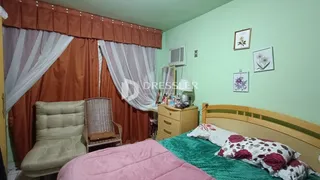 Quarto com cama e cortinas em uma sala de Lajeado, Brasil.