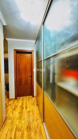 Hall de entrada com piso de madeira.