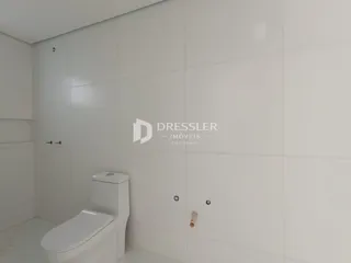A foto mostra o interior de um banheiro.