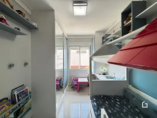 Quarto com cabeceira e estantes em um apartamento no Brasil.