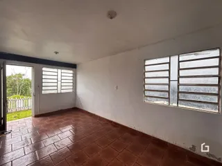 Ambiente interno com piso de cerâmica e paredes brancas.