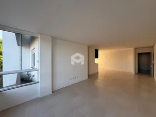 Ambiente interno com piso de cerâmica e paredes brancas.