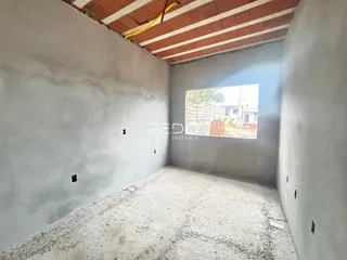 Interior de um cômodo com paredes e teto em estado de reforma.