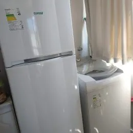 Foto de um eletrodoméstico branco em uma cozinha.