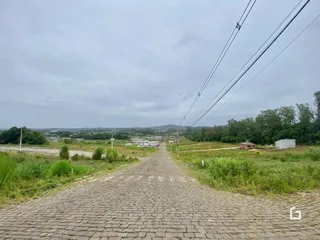 Vista de uma estrada pavimentada em uma área rural.