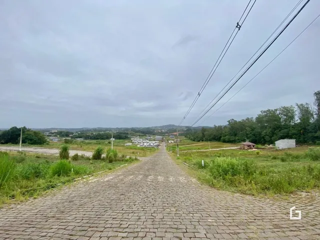 Vista de uma estrada pavimentada em uma área rural.