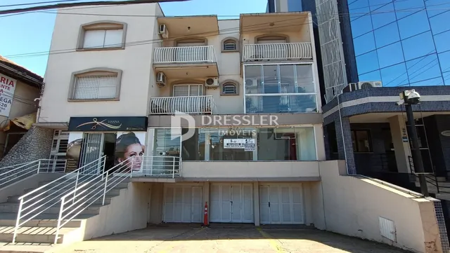 Fachada de um imóvel residencial em Lajeado, Brasil, com acesso por escadas.