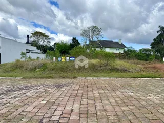 A foto mostra a fachada de uma casa em Lajeado, Brasil, com um pátio pavimentado.