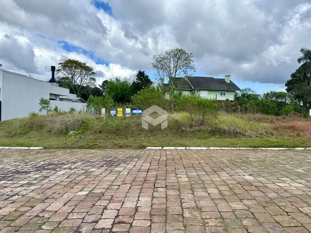 A foto mostra a fachada de uma casa em Lajeado, Brasil, com um pátio pavimentado.