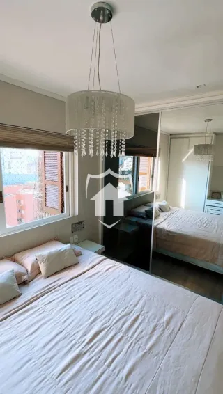 Quarto com cama grande e paredes brancas.