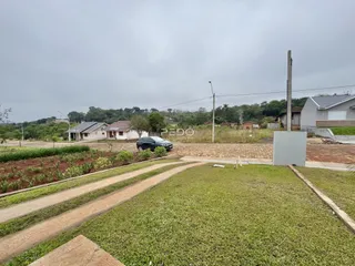 Vista externa de um terreno residencial com jardim em Lajeado, Brasil.