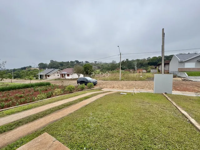 Vista externa de um terreno residencial com jardim em Lajeado, Brasil.