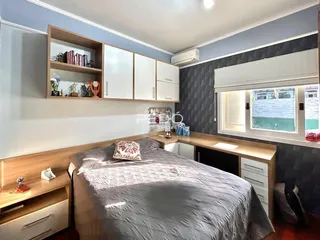 Quarto com cama e armários em um ambiente moderno.