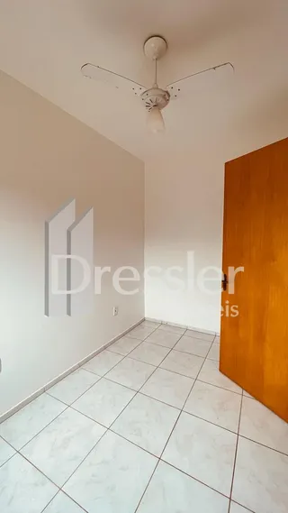 Foto de um cômodo interno com piso de cerâmica clara.