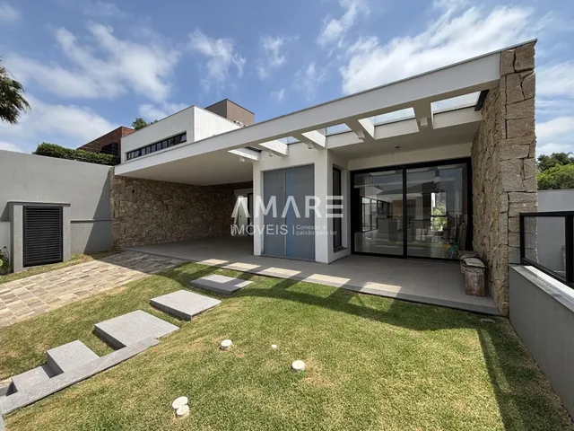 Fachada moderna de uma residência com jardim e área externa em Lajeado.