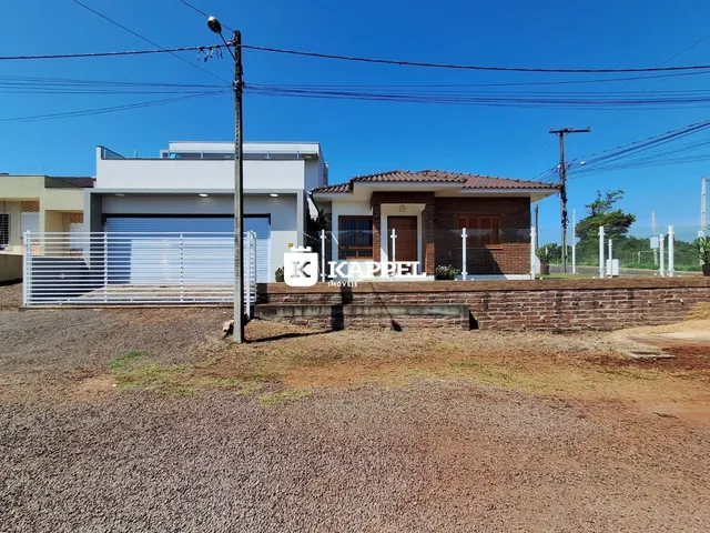 Fachada de uma residência em Lajeado, Brasil, mostrando a entrada e a garagem.