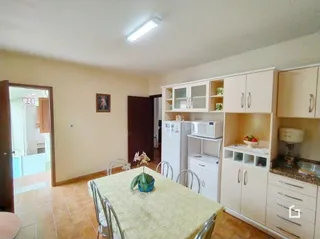 Foto de uma sala de jantar com móveis brancos em Lajeado.