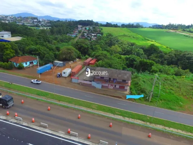 Vista externa de uma propriedade ao lado de uma estrada em Lajeado.