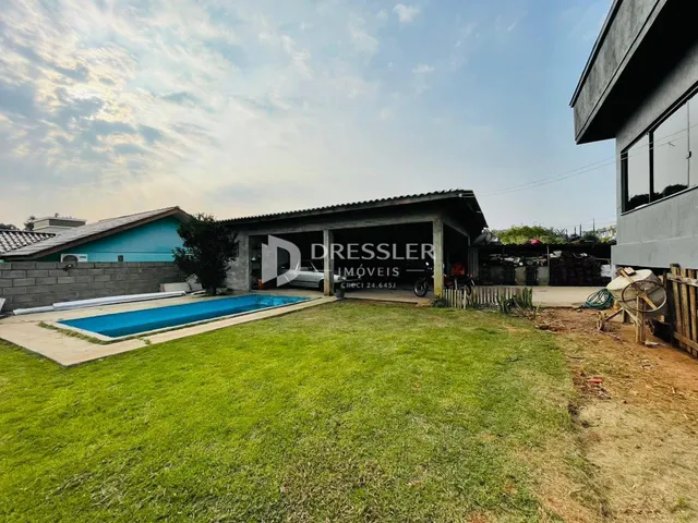 Vista externa de uma propriedade com piscina e jardim em Lajeado, Brasil.