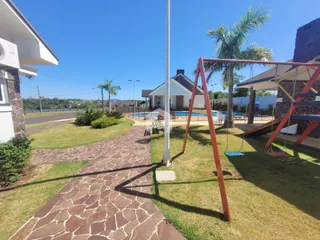 Vista externa de uma propriedade com jardim e piscina em Lajeado.