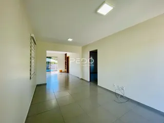 Hall de entrada com piso de cerâmica e paredes brancas.