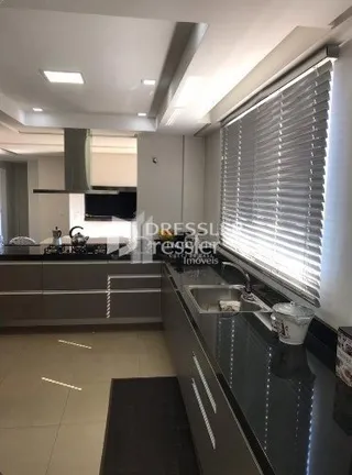 Foto de uma cozinha moderna com armários e bancada em um imóvel.