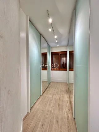 Corredor interno de um imóvel em Lajeado, Brasil.