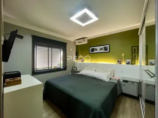 Quarto com cama e janela em ambiente interno.
