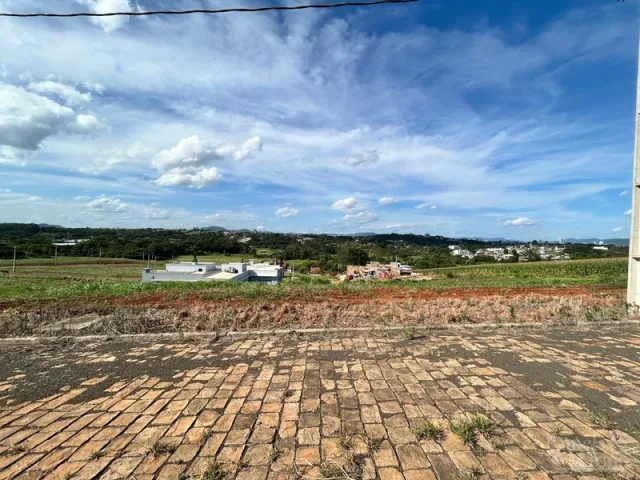 Foto de uma área externa pavimentada com vista para a paisagem rural.