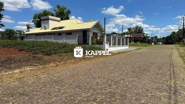 Fachada de uma casa residencial em Lajeado, Brasil, com cerca e área externa.