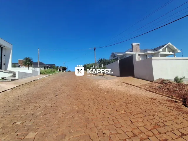 Vista externa da propriedade com calçada de tijolos em Lajeado, Brasil.