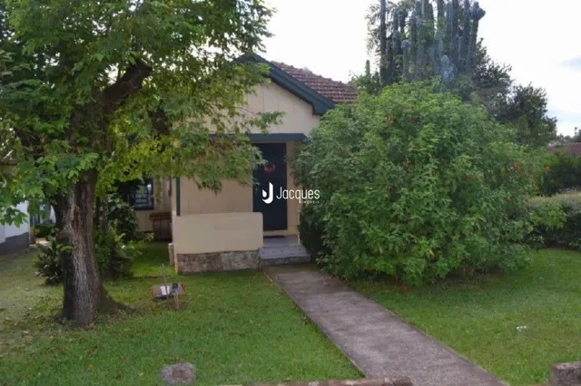 Fachada de uma residência em Lajeado, Brasil, cercada por vegetação.