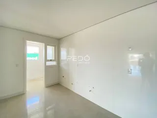 Hall de entrada com paredes brancas e piso claro.