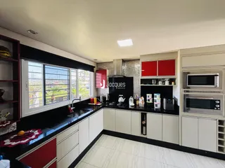 Vista da cozinha moderna de um imóvel em Lajeado, Brasil.