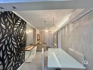 Sala de estar com decoração moderna e paredes texturizadas.
