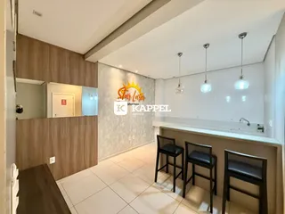 Cozinha com balcão e iluminação moderna em ambiente interno.
