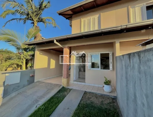 Fachada de uma residência em Lajeado, Brasil, com área externa.