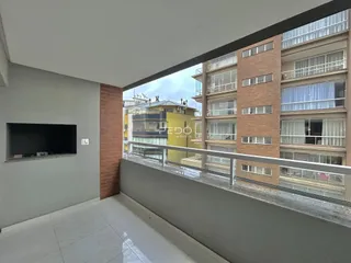 Vista de um terraço com vista para edifícios residenciais em Lajeado.