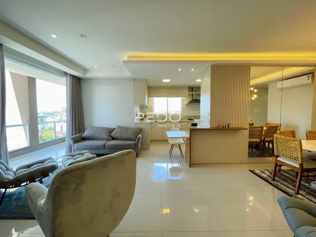 Sala de estar ampla com vista para a cidade em um imóvel no Lajeado.