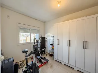 Quarto com armário e janela em um imóvel no Brasil.