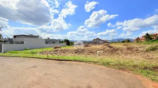 Vista externa da propriedade com terreno e vegetação seca em frente às residências.