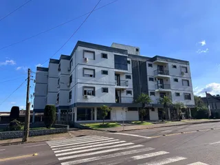 Fachada de um prédio residencial em Lajeado, Brasil, com vários andares e varandas.