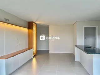 Vista interna de um ambiente com revestimento de madeira e piso claro.