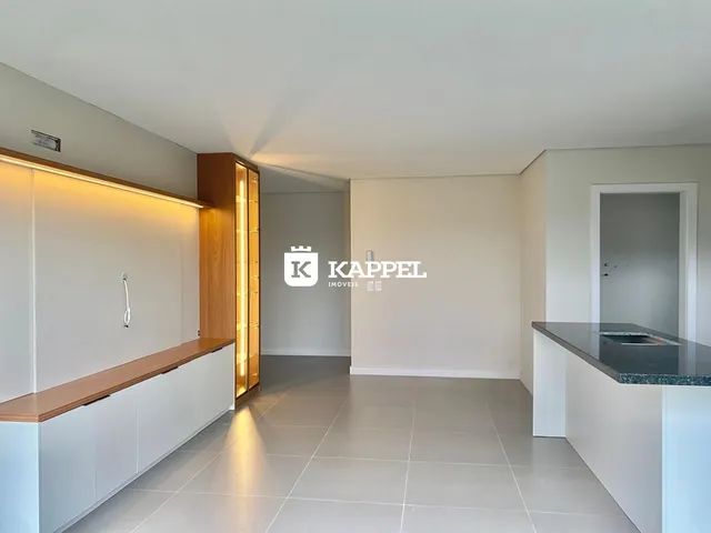 Vista interna de um ambiente com revestimento de madeira e piso claro.